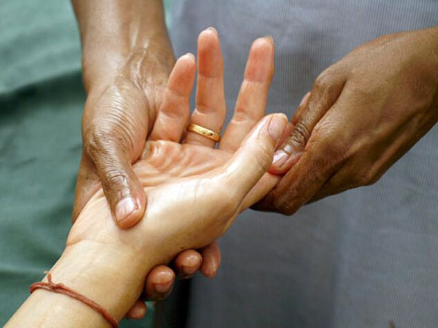 Manual therapy is a fairly common method of treating rhizarthrosis that affects finger joints.